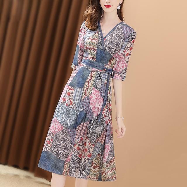 49岁媳妇贼会打扮！聚会专穿这高雅裙，高贵洋气，美得艳压群芳