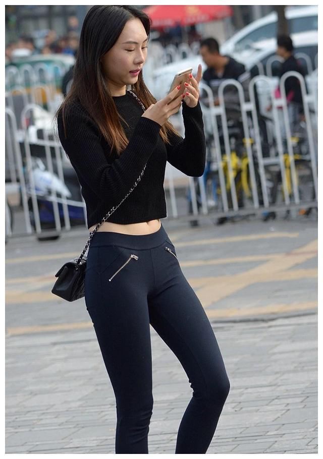 美图：纤长美腿的小姐姐，穿上紧身裤，诠释了完美的身材曲线！