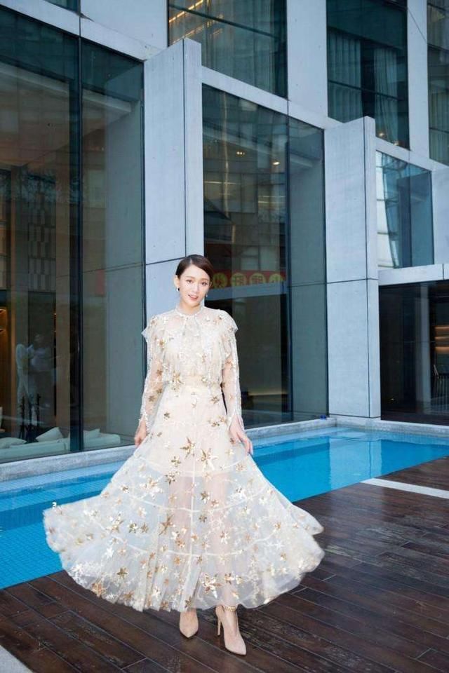 陈乔恩胆真肥，为了秀腿整条半身裙都是薄纱，网友:一般人不敢穿