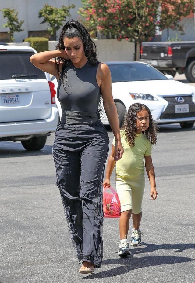 金卡戴珊瘦了颜值也高了，终于不把安全裤外穿，网友：顺眼太多