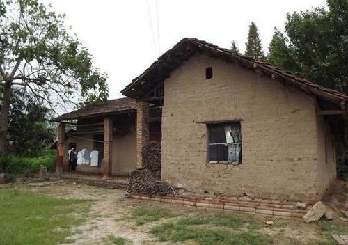  「拆除」住了搬迁房，就要拆除旧宅子，老农叹息：现在退还来得