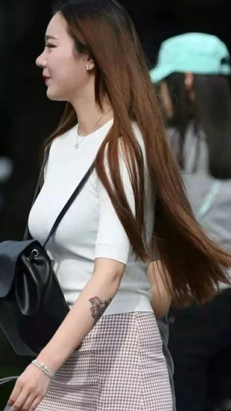 街拍：有首歌怎么唱的？“跟着我一起摇摆，跟着我一起摇摆”！