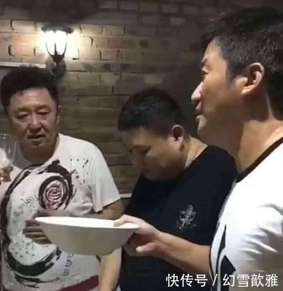 #娱乐圈中#沈腾和吴京喝酒,三杯就被放倒,网友:看来他没听过娱乐圈二不要