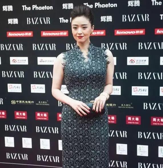 蒋欣走红毯，紧身连衣裙身材走型，网友：发型太雷人！