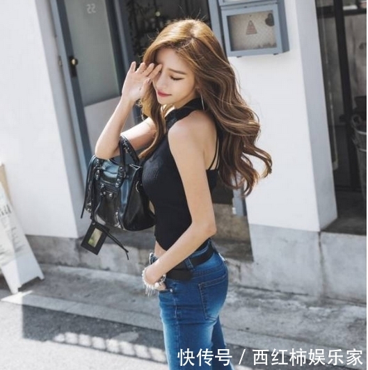 「更是」紧身牛仔裤展现性感的曲线美,更是彰显了你的女神品味