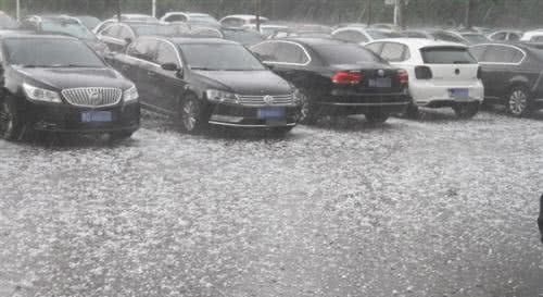  汽车■天降冰雹，许多汽车都解开了遮羞布，网友：质量好才是真