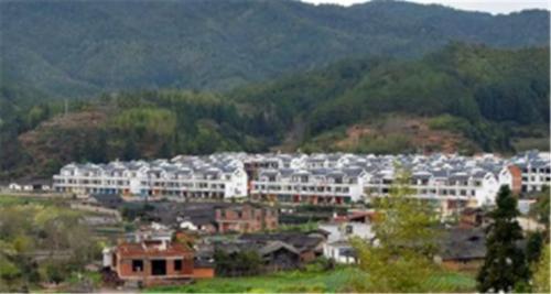  盖房■农村进行新农村建设，统一盖房，搬离老宅基地，你愿意去