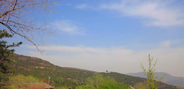 北京一座名气很低的山，主峰797米，是距离北京市区最近的山