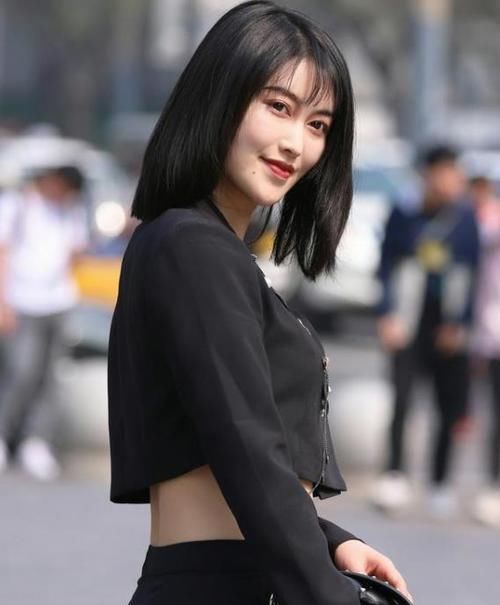  气质：养眼女神街拍：肤如凝脂的美女，一件白色衬衫配半身裙，时尚达人气质