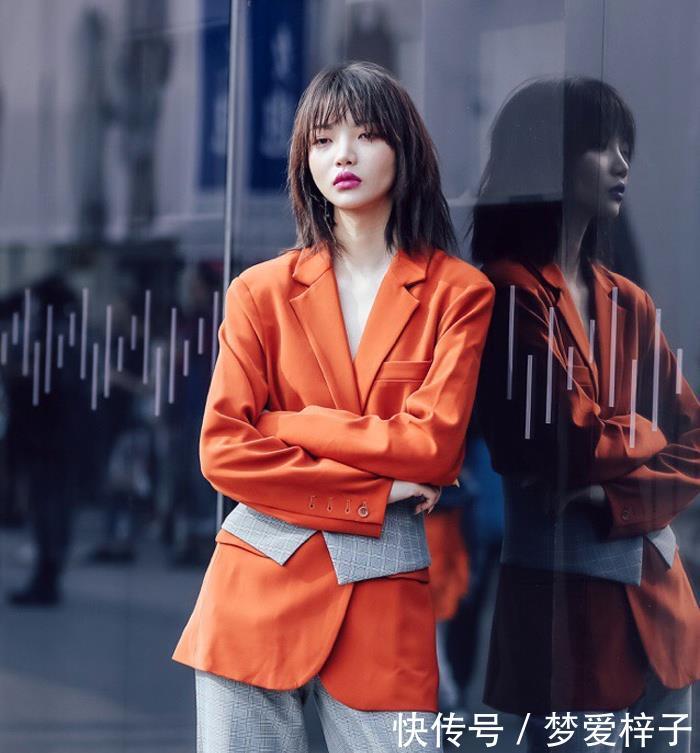 【 身穿】长袖白衬衫,清爽宜人,街拍:小姐姐身穿渔夫帽搭配黑色短皮裙