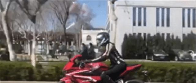  『内容』女骑士座驾，本田CBR500R，马力47匹，车主90后比车养眼