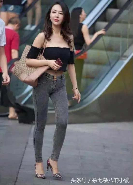 牛仔裤是一种时尚的象征，也是这个季节不能缺少的穿搭!