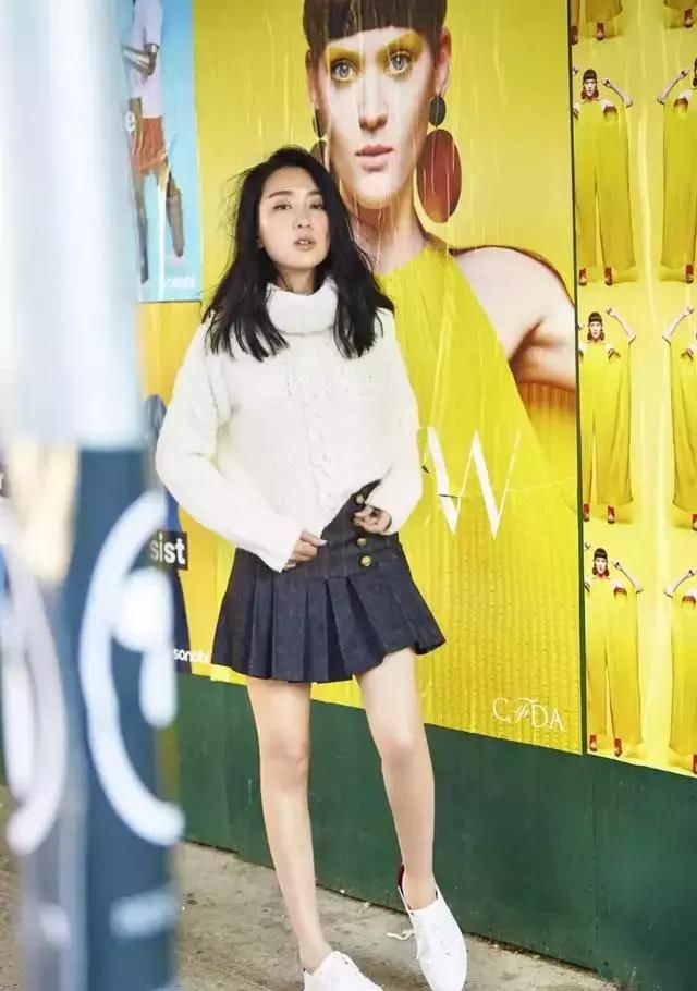 马苏胆真大！围个“肚兜裙”就出街？网友：陈志朋都没你疯狂！