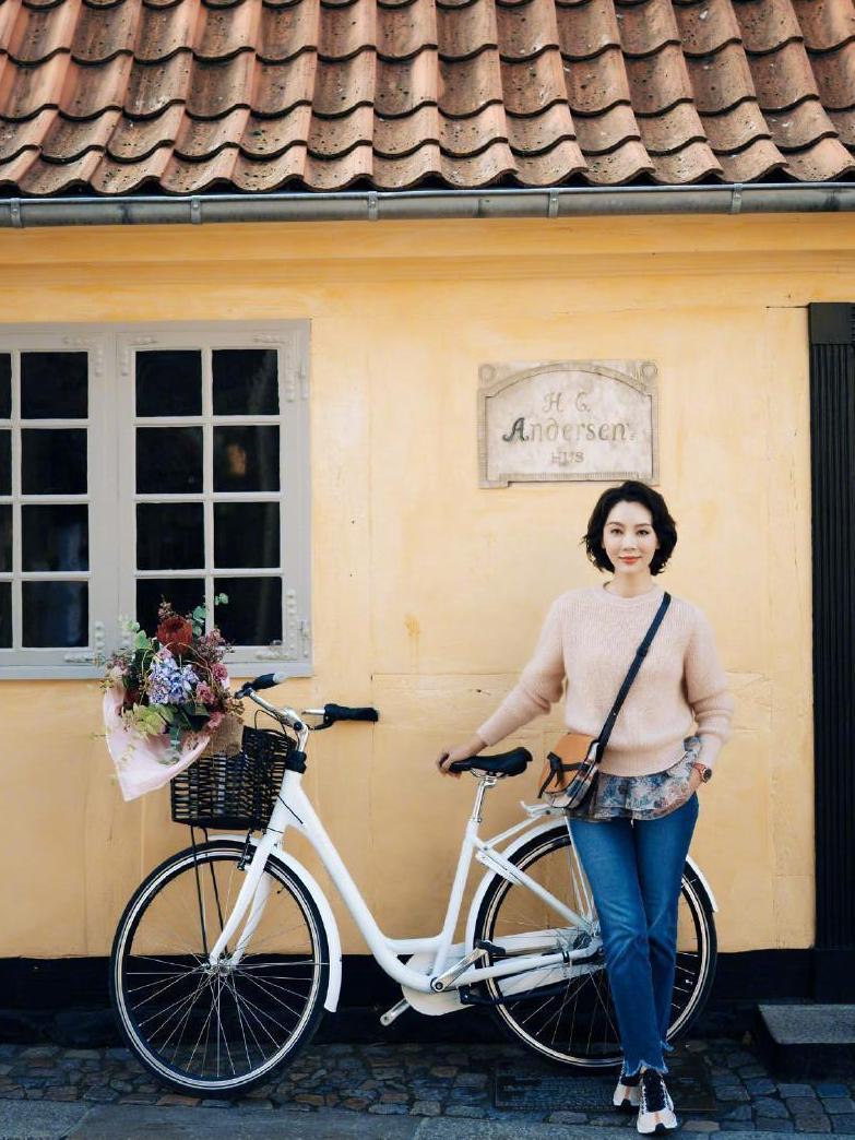 41岁陈数逆生长, 同框白宇像兄妹, 穿花裙撞上热巴也不输!