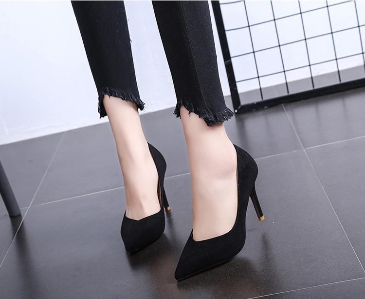 怀旧复古皮料的性感尖头高跟鞋，既性感又怀旧