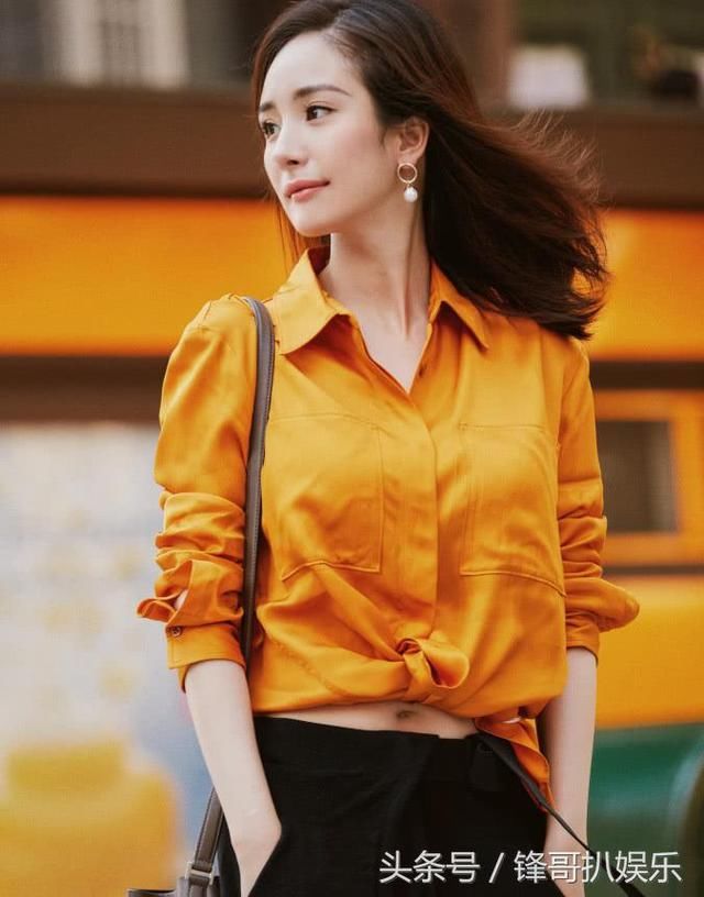 真服了杨幂，土黄色的露脐装都能穿出时髦感，连肚脐眼都是美的!