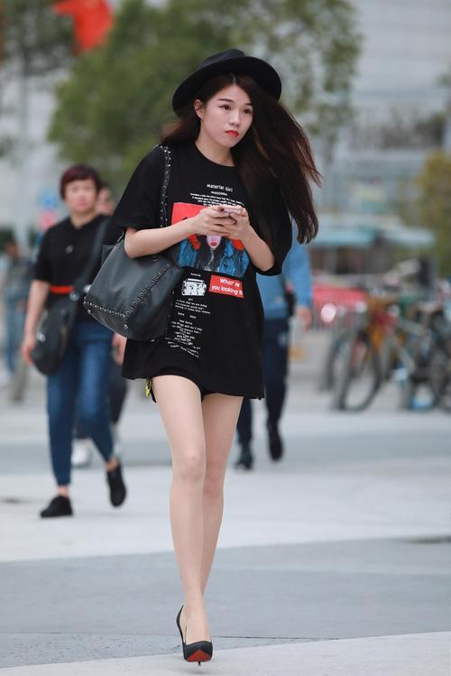 街拍联盟：性感的大长腿，超薄的肉丝贴服得紧紧的，真是美