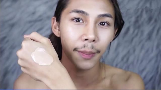 化妆术有多神奇？泰国小哥秒变气质女神，网友：再也不相信化妆了