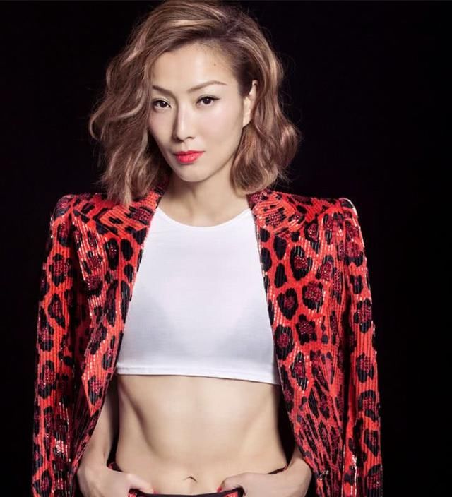 孟美岐身穿性感豹纹，撞衫维密超模elsa，不同风格谁更强？