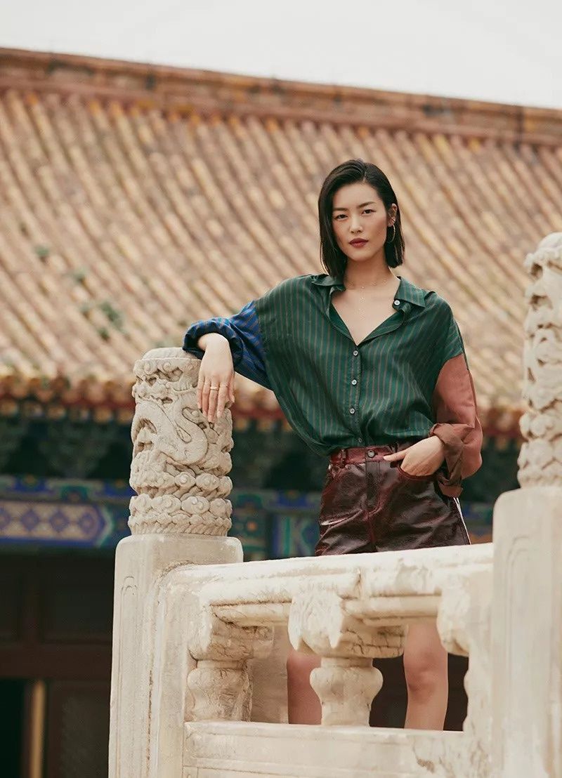 表姐用一条皮裤“进宫”了，Gaga拎的第一只Cline新手袋长什么样?