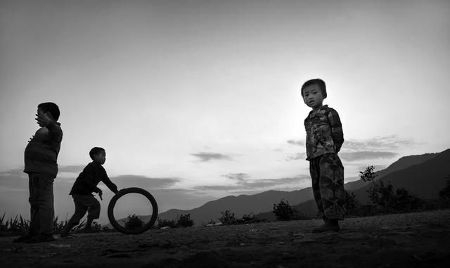 早已■七十年代，打谷早已撤出，历史的舞台吗？