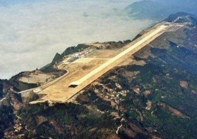  悬崖@中国第一座“悬崖机场”，历时6年投资8.5亿，削平60多座山