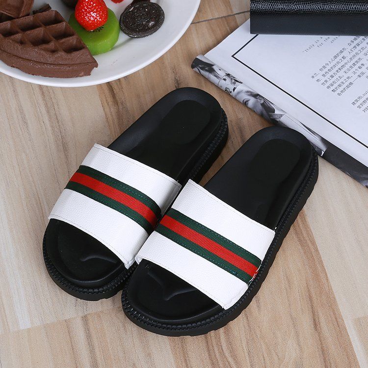 女人尽量不要穿小白鞋，今夏流行这样配长裤，背影都美爆了