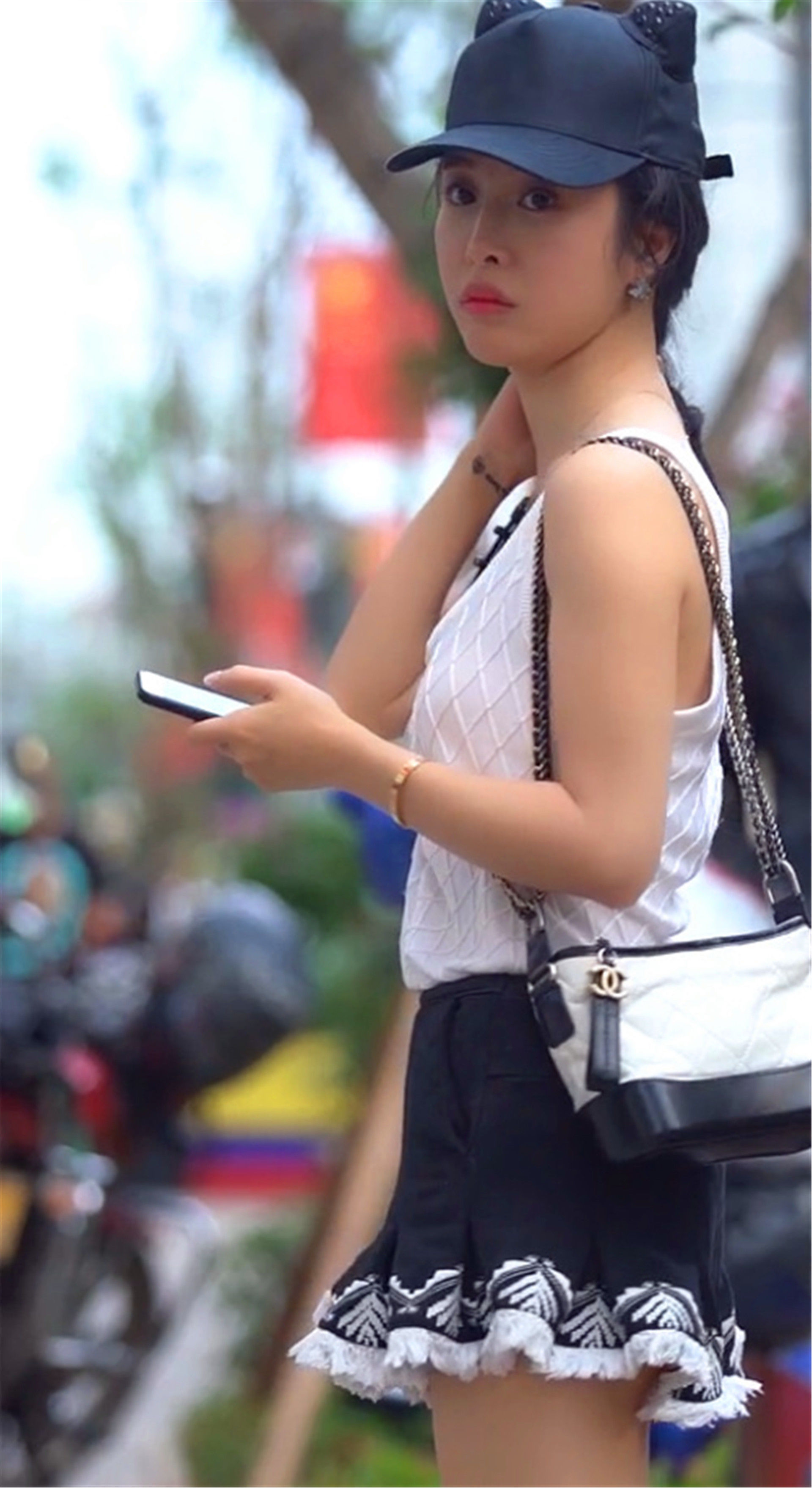 街拍:万水千山都不及美女这般婀娜多姿的身影,你最喜欢哪一个?