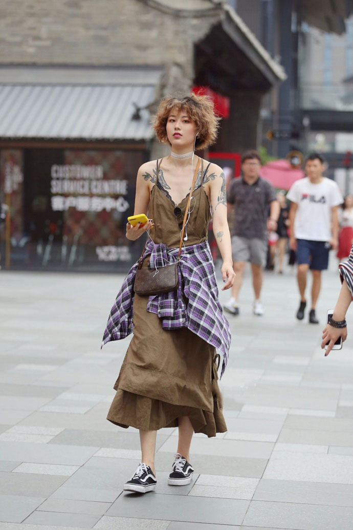 路人街拍：小姐姐光滑的美腿踩透明凉鞋时尚性感，吊带香肩好看