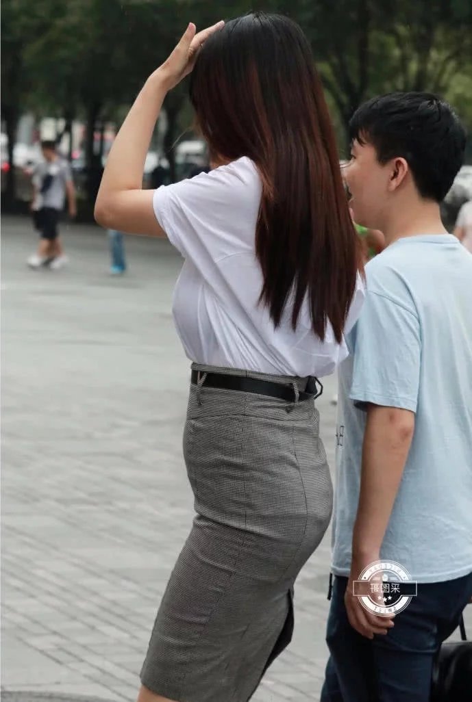 身材高挑的小姐姐包臀裙穿出修长的美腿，宽松的上衣美艳动人