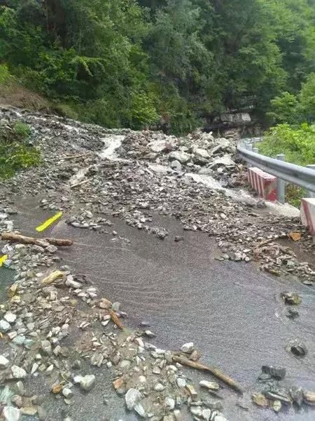 桥梁被冲毁、商铺被淹、道路塌方，暴雨突袭陕西这些地方
