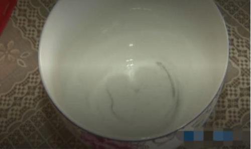 净水器换滤芯，水有黑色物体，曝光退费，女子：比自来水还脏