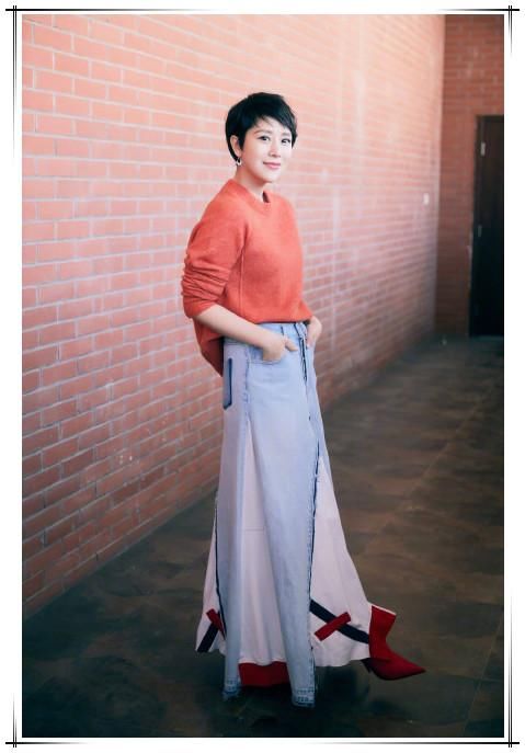 海清也把牛仔裤剪成四片贴在裙子上，网友:一定是我太土了