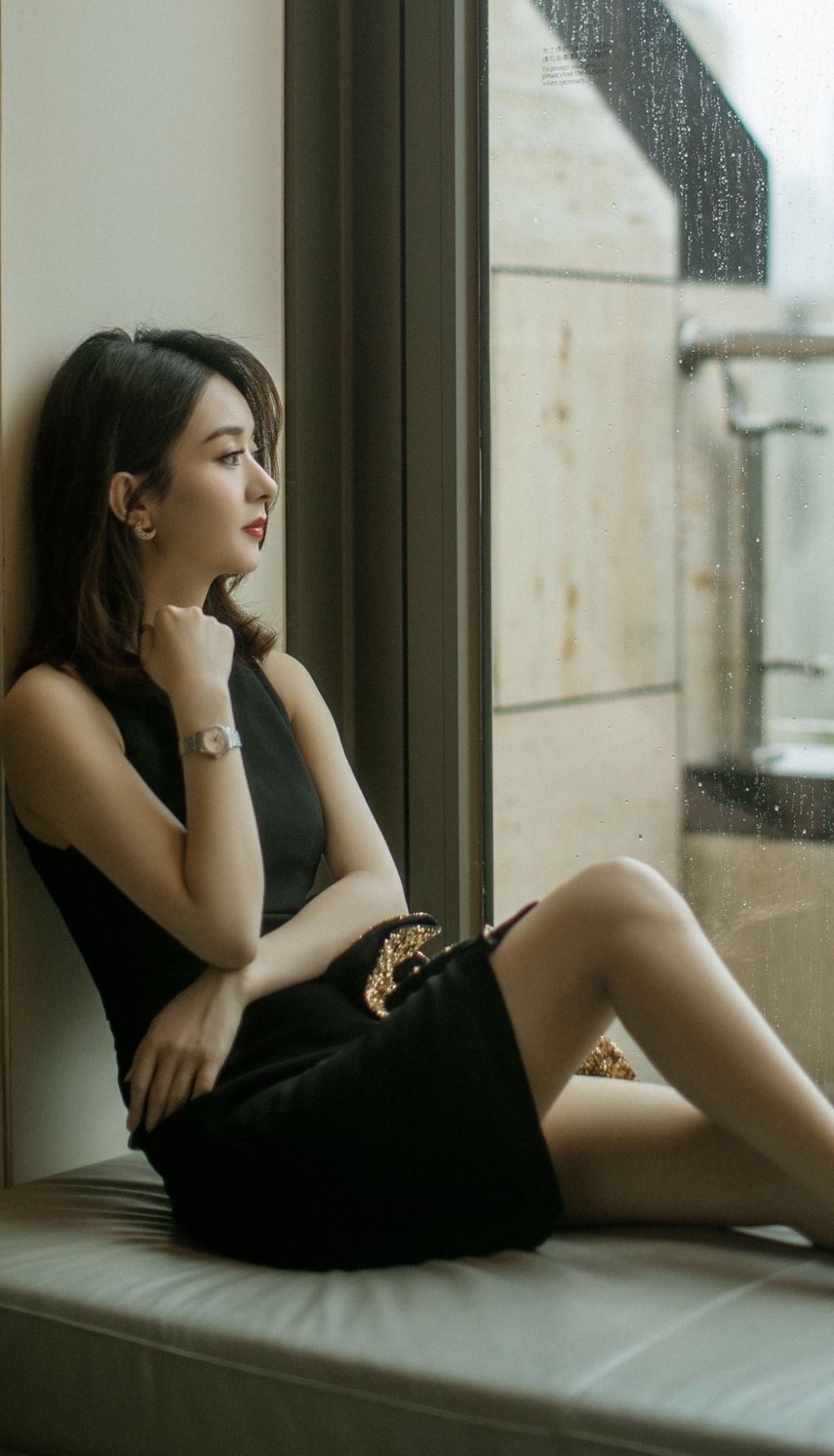 颖宝出席某品牌活动，身穿紧身黑色鱼尾小礼服，短发披肩优雅迷人