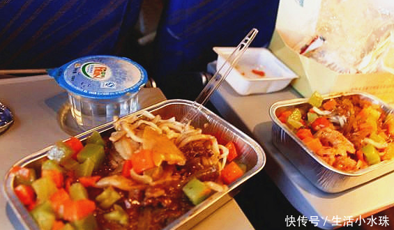 为什么坐飞机时，空姐会不停的送吃的？多数人不知其中“玄机”