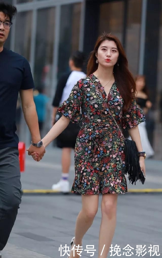 #气质#美女一双气质的灰色高跟鞋,带着高级的时尚感,展示在众人的面前