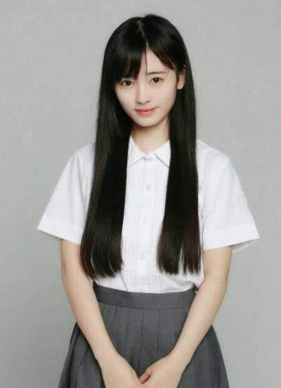 鞠婧祎放过了“安全裤”，再度爱上四格短裤，网友：腿短才是硬伤