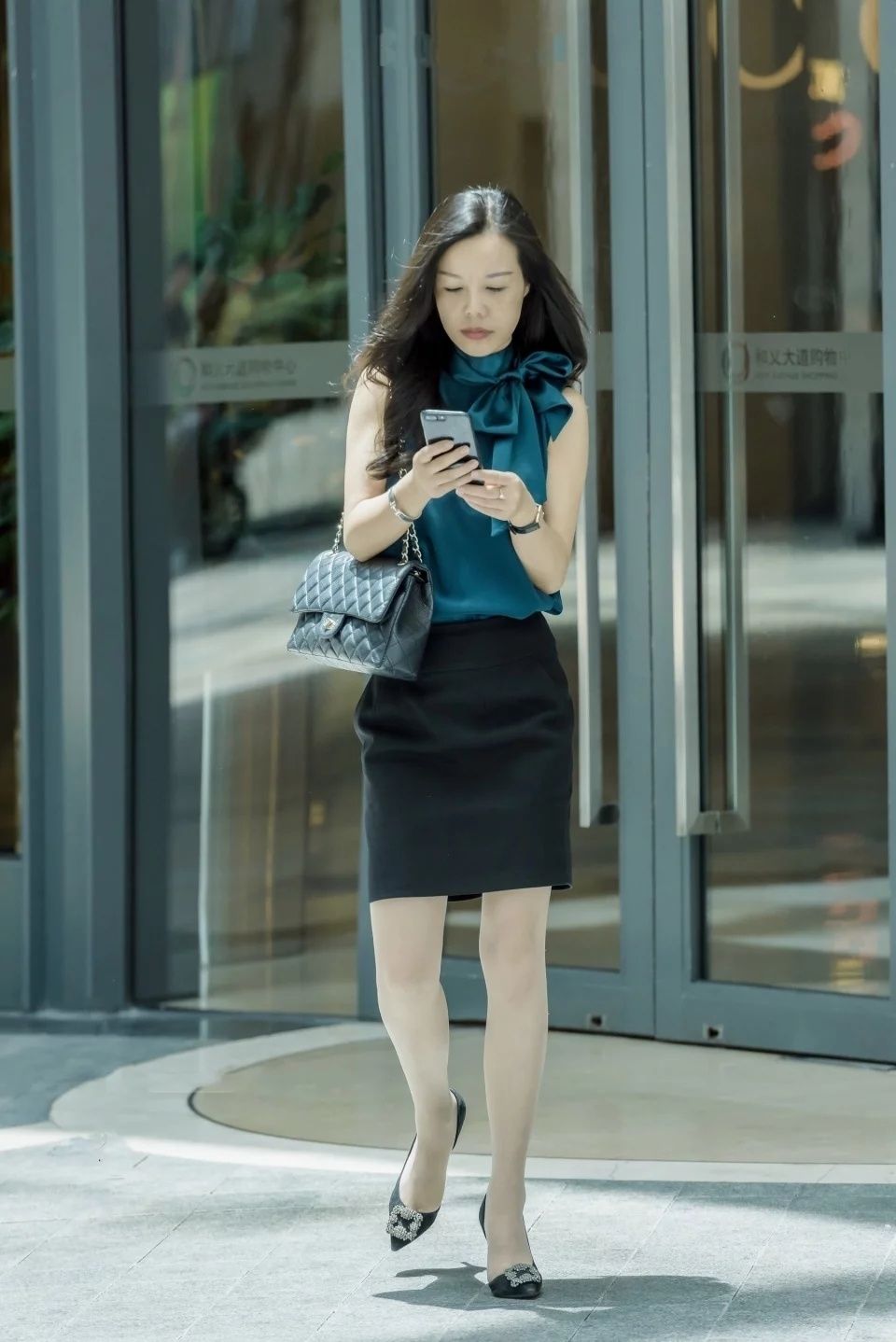 街拍:优雅气质肉丝美腿大姐姐,彰显成熟女人风采