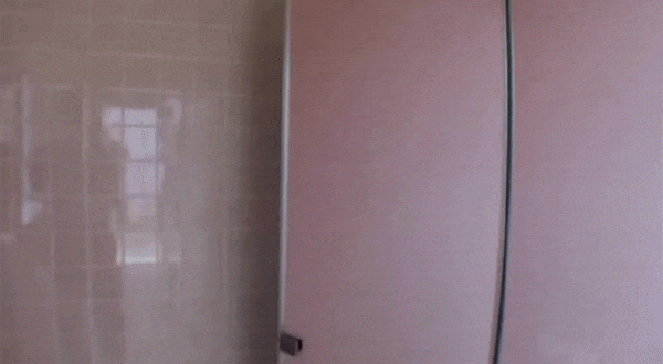  搞笑■搞笑gif：以为是要过去给个鼓励之吻的我，果然还是太年轻了