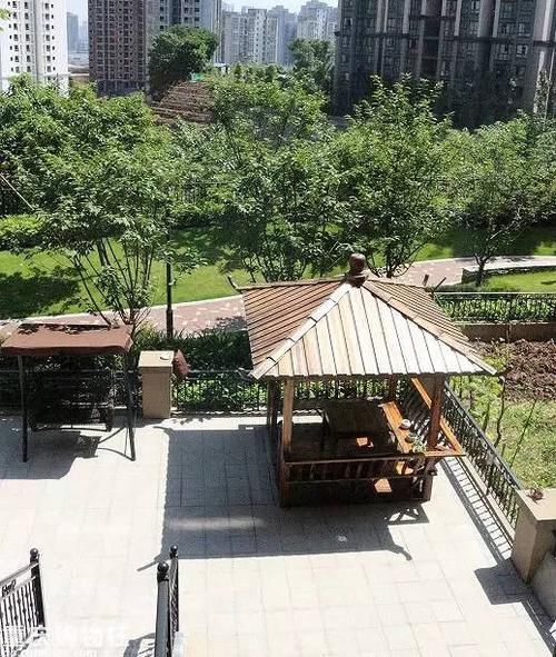  「压力」我顶着压力买一楼，父母看了赠送的院子后，都忙着养花种菜了！