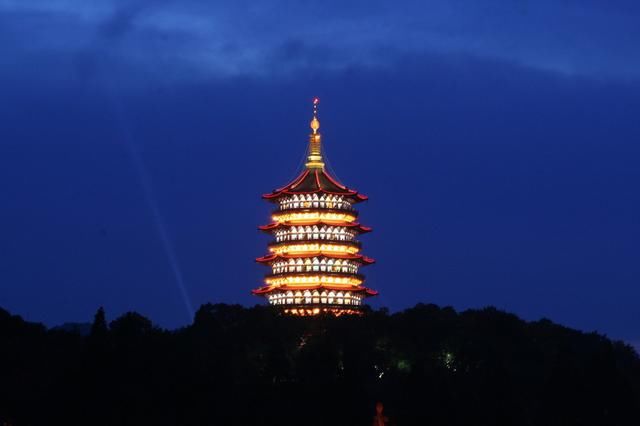 当雷峰塔，西湖最热闹地方是这里，已成为一道风景