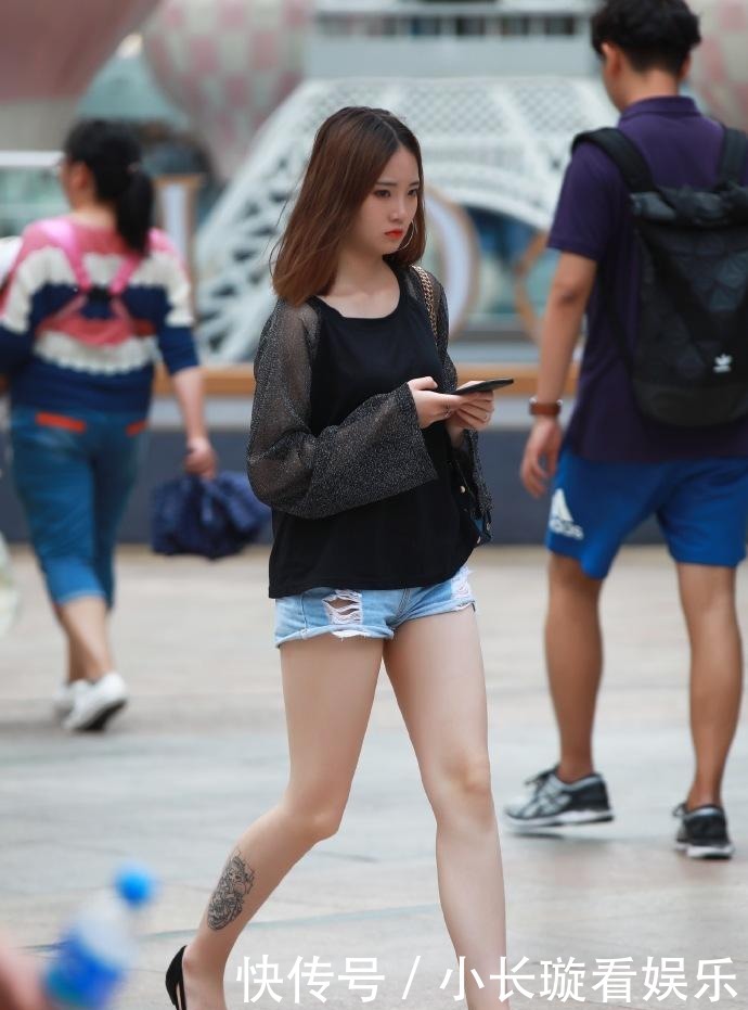 #百看不厌#街拍:“百看不厌”说的就是美女的美腿