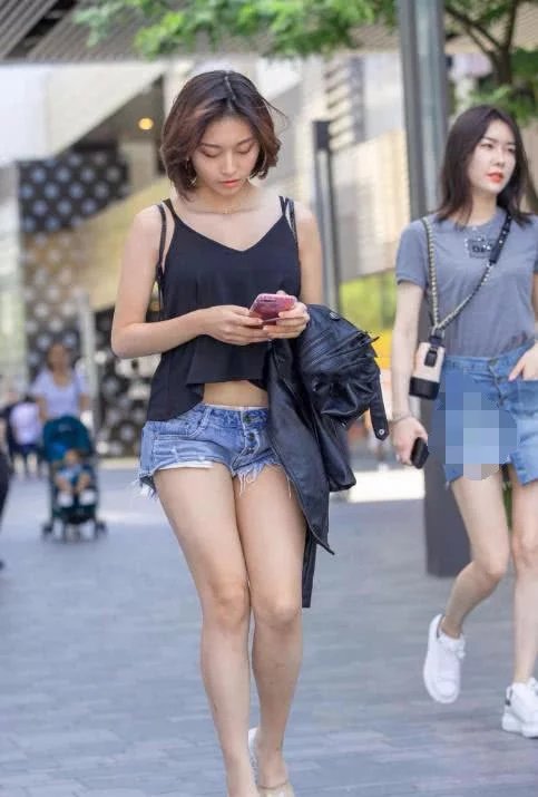 气质优雅的姐姐把紧身热裤穿出了新高度，凹凸曼妙身材尽显健康