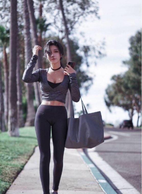 街拍 打底裤美女彰显成熟魅力，图2小姐姐特别高挑有型!