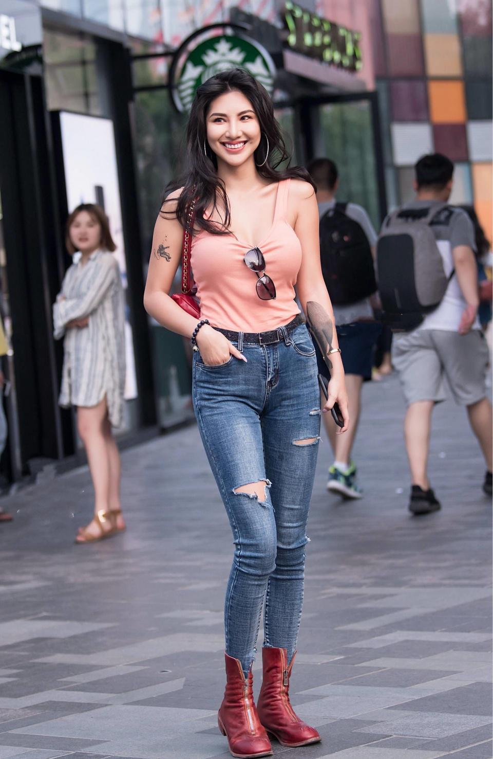 街拍：靓丽时尚气质美女，紧身牛仔裤穿出女神范！