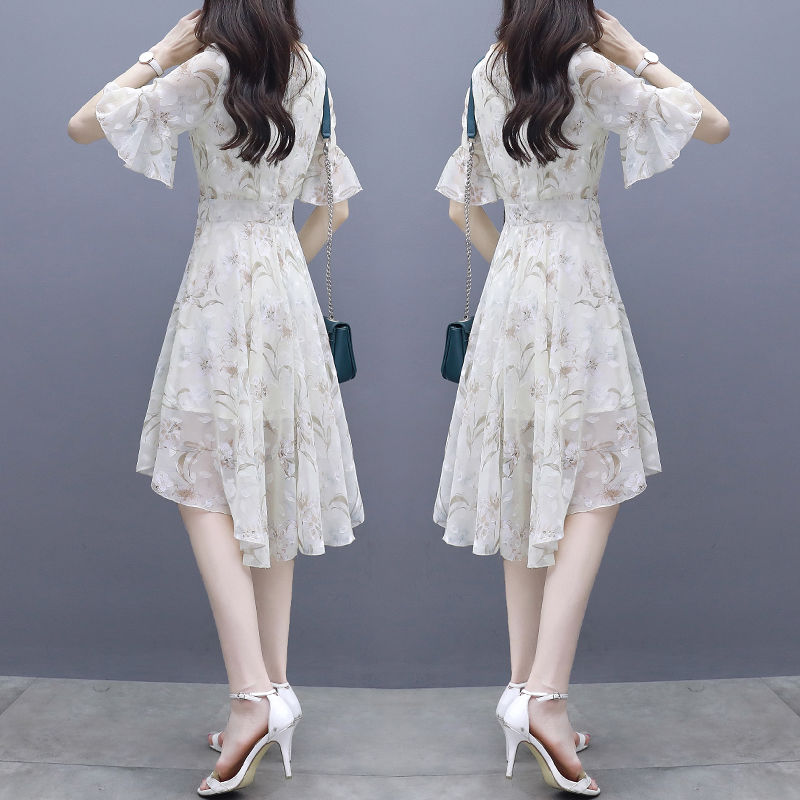 丰满的女人多穿这种衣服，前凸后翘迷死人，回头率高到爆表