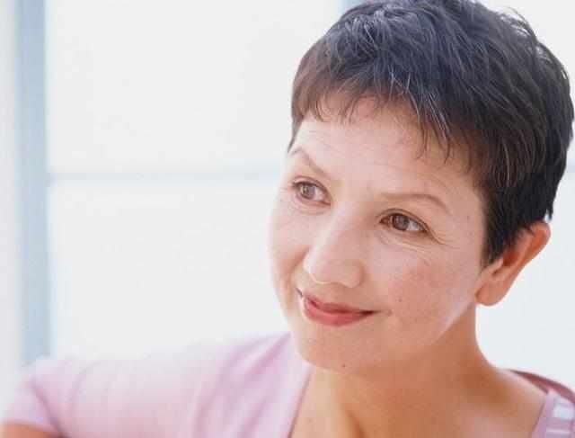 别再傻傻用眼霜，老奶奶无意用它洗脸，一夜醒来眼袋全无