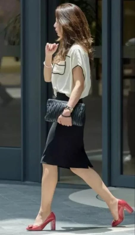 小姐姐黑色职业裙搭配红色高跟鞋，很时尚好看又显干练的优雅气质