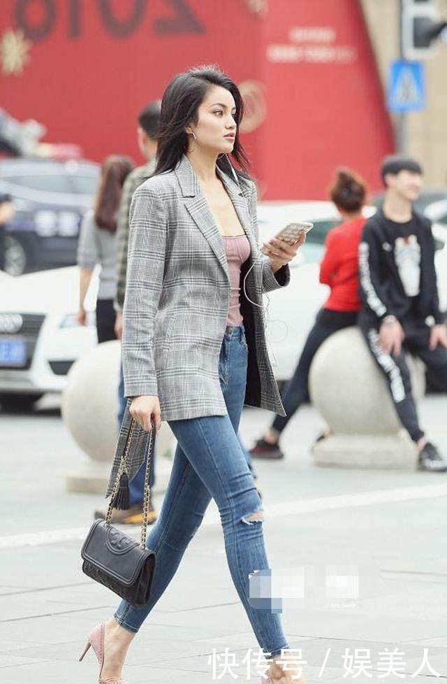 美女|路人街拍:美女搭配白色的无袖连衣裙,带着时尚与魅力
