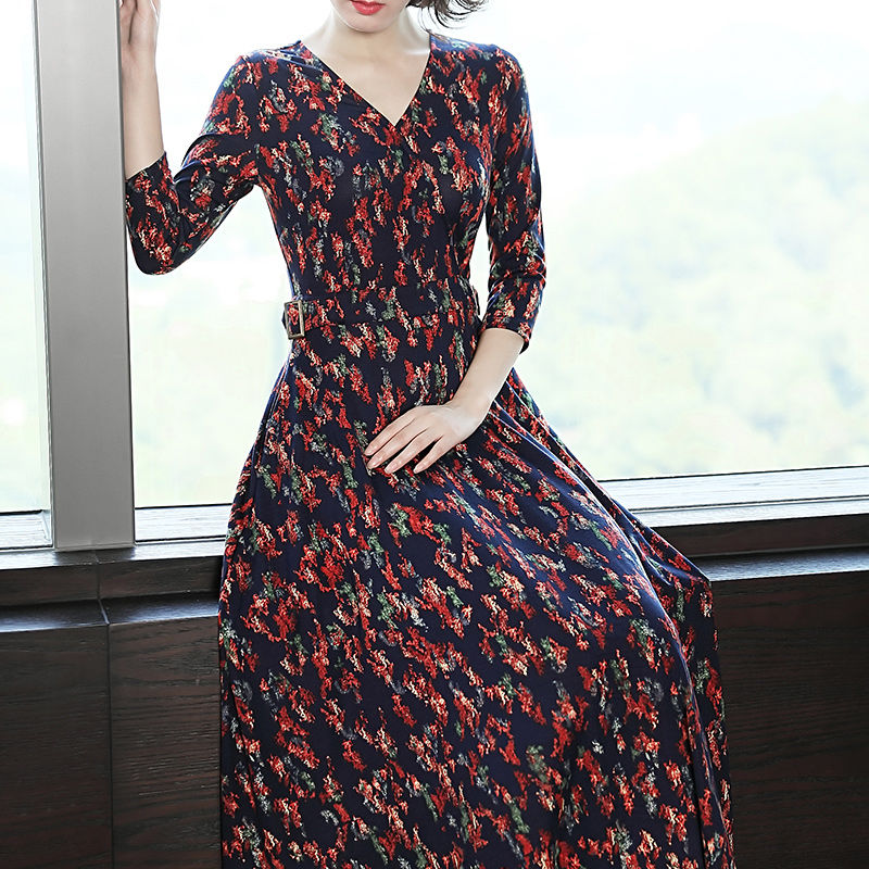 天呐,60后小姨真敢穿!“酒红”妈妈装+裸鞋,洋气减龄二十岁